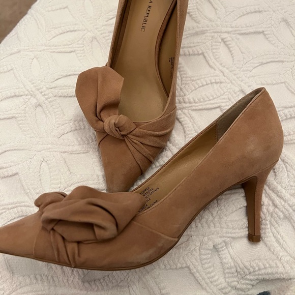 Banana Republic Suede Heels size 7 - Picture 2 of 2